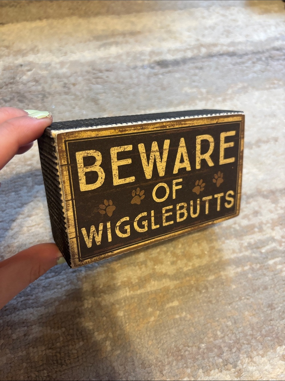 Beware of Wigglebutts Pet Sign - Black and Gold